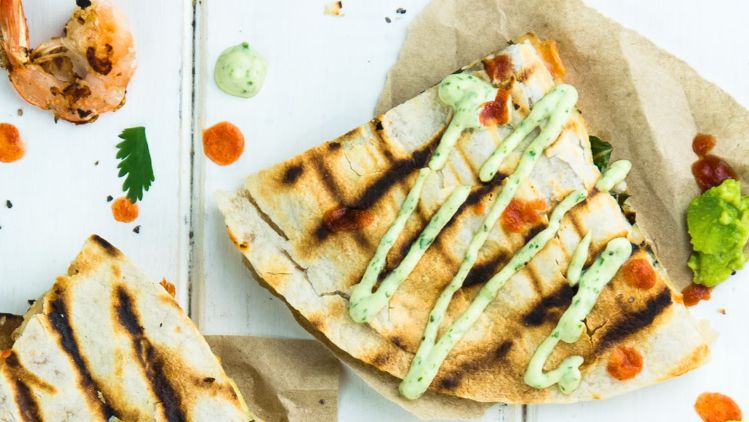 quesadillas-de-camaron-con-crema-de-cilantro
