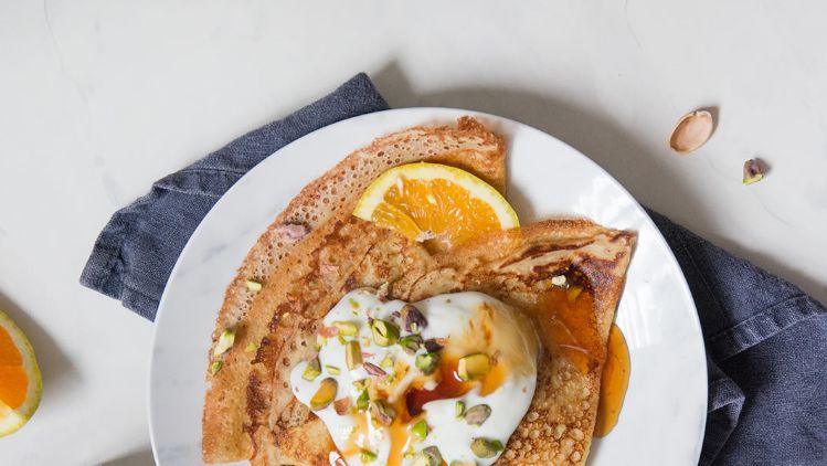 crepes-de-naranja-con-yoghurt-miel-y-pistachos