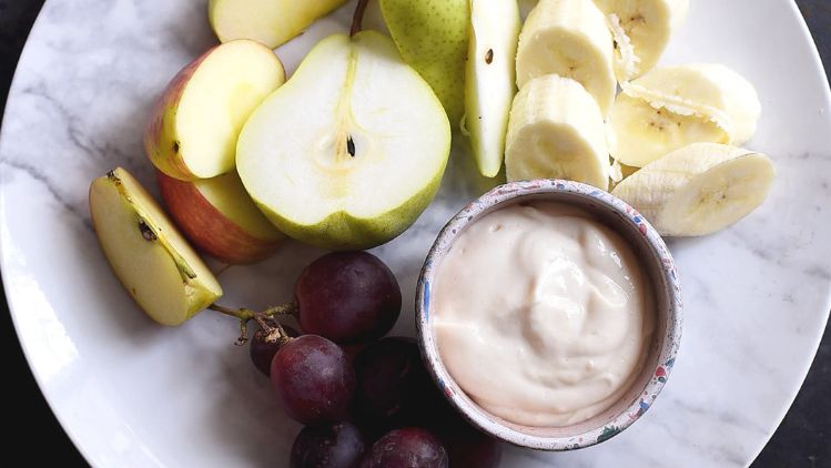 dip-para-frutas-con-yoghurt-mantequilla-de-mani-y-miel