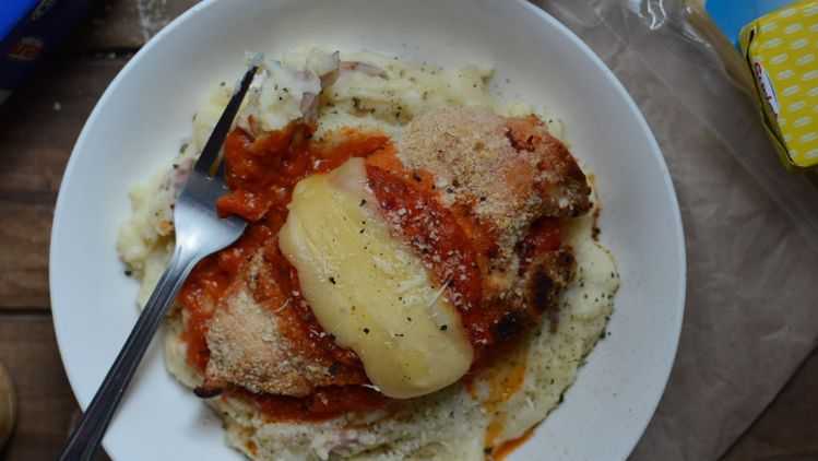 pollo-a-la-parmesana-con-pure-de-papas-rustico